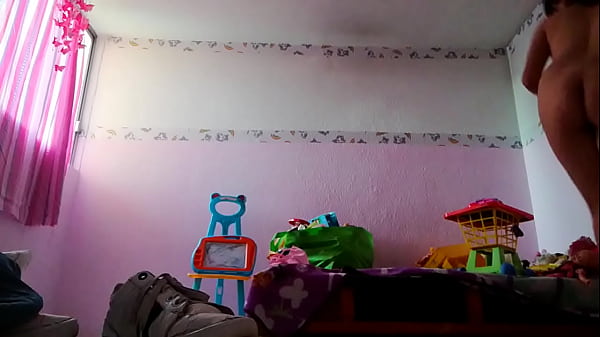 Play MP4 - Desnuda arreglando la habitaci&oacute;n