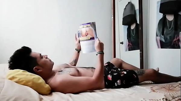 Joven Tretcho Se Viene Bastante Al Masturbarse Viendo Una Revista Porno 2 thumbnail