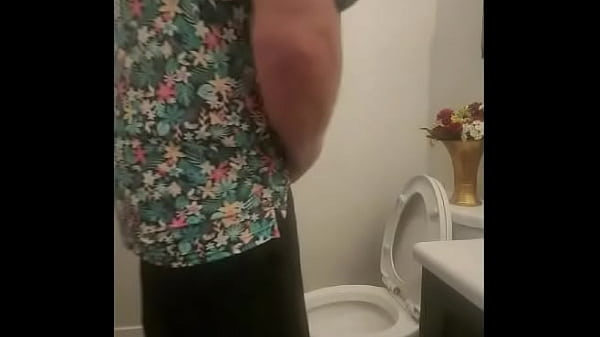 Nonton Dad Taking A Pee thumbnail