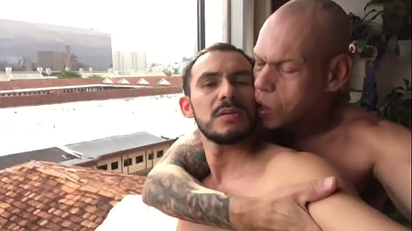 Play MP4 - COROA PAUZUDO SOCANDO E LEITANDO O CUZINHO DO MARC FERRI SEM PENA