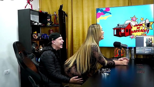 Play MP4 - Ruan Faz uma Massagem bem gostosa nos peitos da TGata Emily Narizinho - Podcast P&aacute;pum no Barraco&excl;