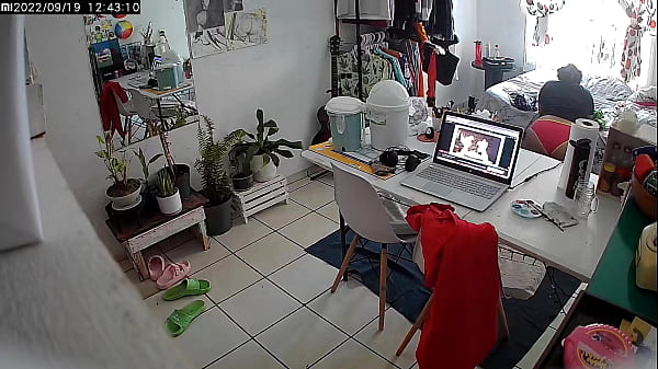 Mi esposo entra a mi cuarto y me ve 