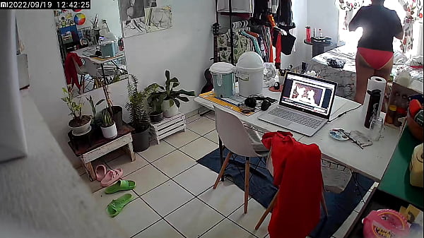 Camara de seguridad escondida. Mi hijastra aún no se da cuenta que laespiio