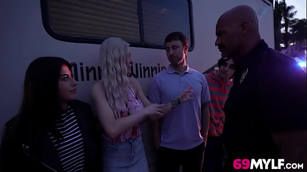 Play MP4 - Stepmom and Stepdaughter Fuck Cop in Van