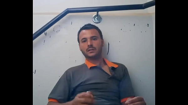 Play MP4 - Diogo Brasileiro Punheteiro na Escada 12