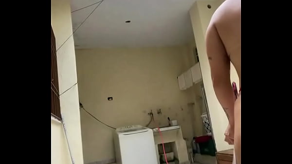 Sumidinha por aqui me ajuda a lavar aqui