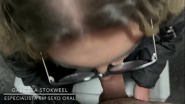 Sexo oral no banheiro 