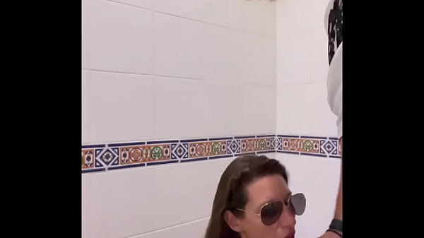 Dans les toilette public d'un resto chuuuut p 