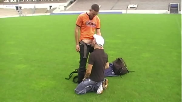 Un Mec Se Fait Baiser Par Un Rebeu En Plein Stade De Football Des Girondins thumbnail