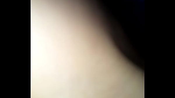 Se deja tocar, gime de placer 