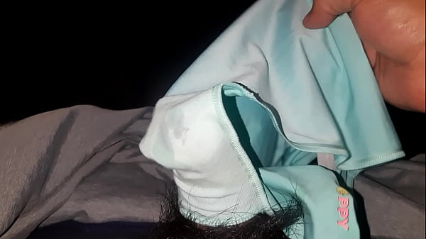 Mimejor amiga me_dejo venirme en_sus calzones usados