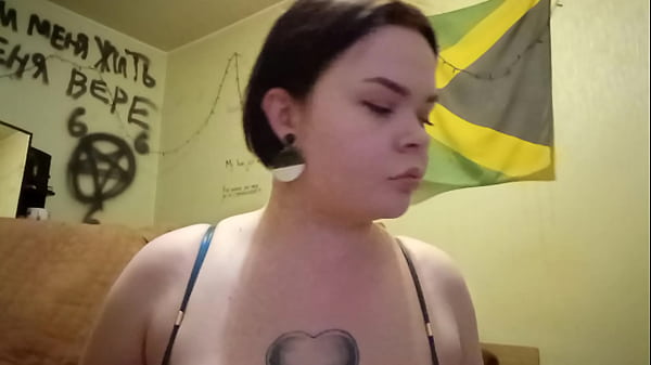 Nonton A Fat Girl Tests A New Vibrator On Her Pussy thumbnail