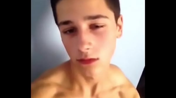 Novinho pauzudo gostoso batendo uma 