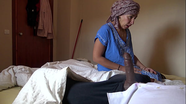 Play MP4 - A Muslim hotel maid is disturbed when she sees his big black cock