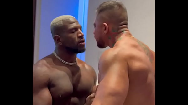 Play MP4 - Musculosos Se beijam loucamente depois da academia