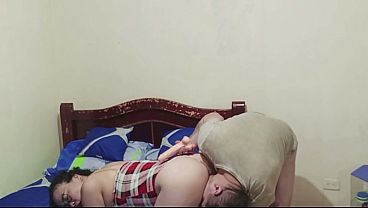 me pusieron a mamar una rica verga dura y luego me dieron hasta por el
