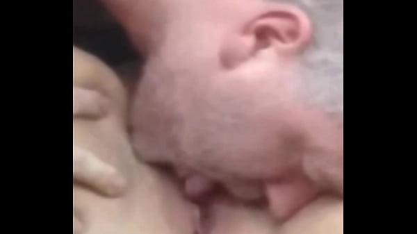 Nylonjunge leckt die geile reife Fotze