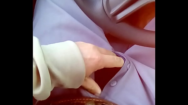 Bagual batendo uma punheta no carro 