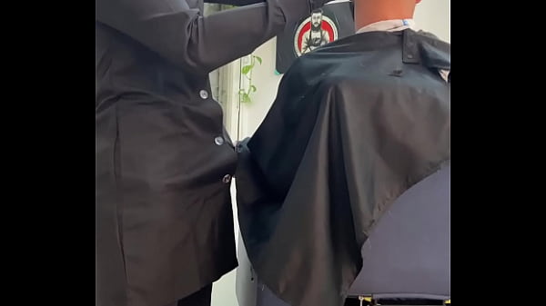 Cliente Safado E Barbeiro Putao, Uma Foda Muito Quente thumbnail