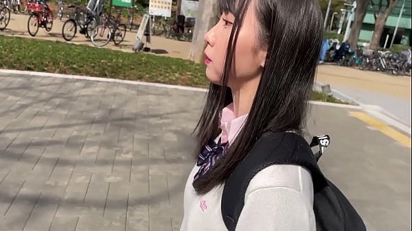 ハメ撮り　jkらしからぬ乱れっぷりにおじさんも思わず大量中出し！！潮を吹きやすいようでハメ潮もいっぱい吹いてくれた。素人 中出し 個人撮影 バイブ フェラチオ 潮吹き 女子校生 顔射 生ハメ thumbnail