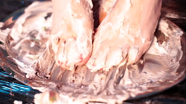 Esmagando um bolo delicioso com meu p&eacute;s messy foot worship 