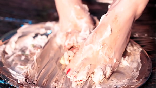 Esmagando um bolo delicioso com meu p&eacute;s messy foot worship 