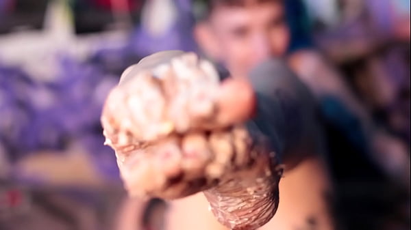 Esmagando um bolo delicioso com meu p&eacute;s messy foot worship 