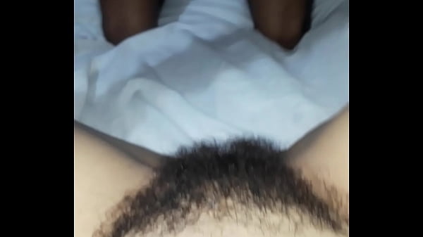 Cogiendo el coño peludo de mi_novia