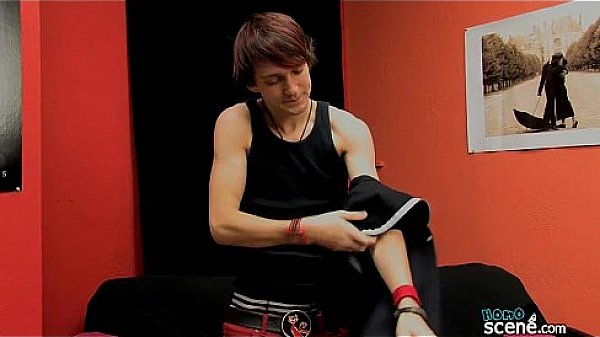 Sexy Andy masturbates 