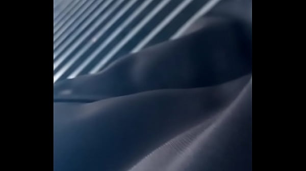 Linda chica en falda en frente mio