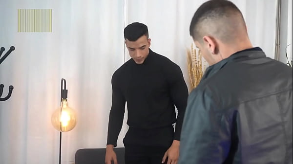 De bobeira na rua, um gringo me chamou pra tomar um vinho no AP dele. Gozamos gostoso. 