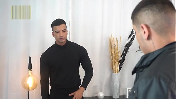 Play MP4 - De bobeira na rua&comma; um gringo me chamou pra tomar um vinho no AP dele&period; Gozamos gostoso&period;