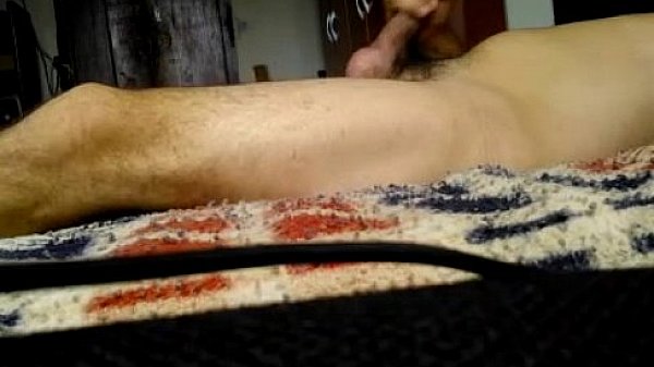 Punheta e gozada do safado do pau peludo. 