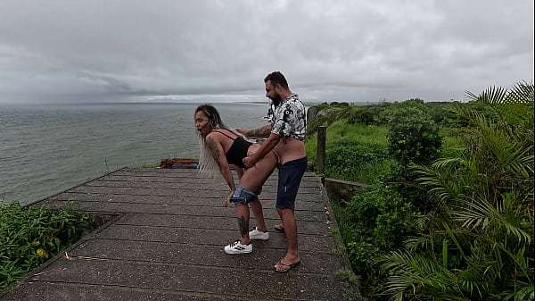 Tes&atilde;o na Chuva: Fodemos a Amiga no Mato e a Nicoly Tirou Leitinho de um Cara 