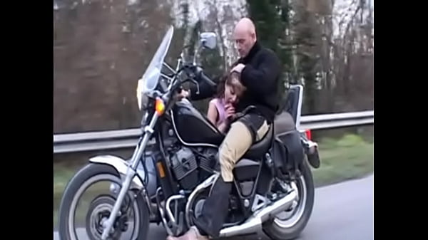 Brunette babe Gloriya is giving somehead onthe speed at the buddy_seat