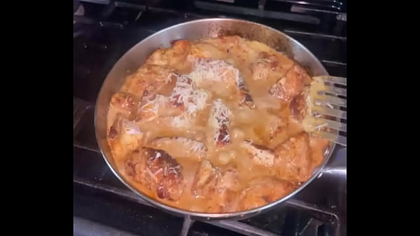 Nonton Chicken Piccata & Mashed Potatoes Made This At 1am Get You A Me ? thumbnail