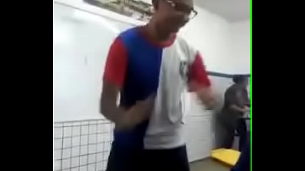 Negro dan&ccedil_a ao som de Raffa Moreira