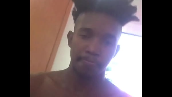 Socando fundo no meu priminho favelado 