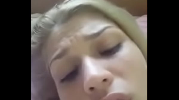 Loira Gostosa batendo siririca com vontade 