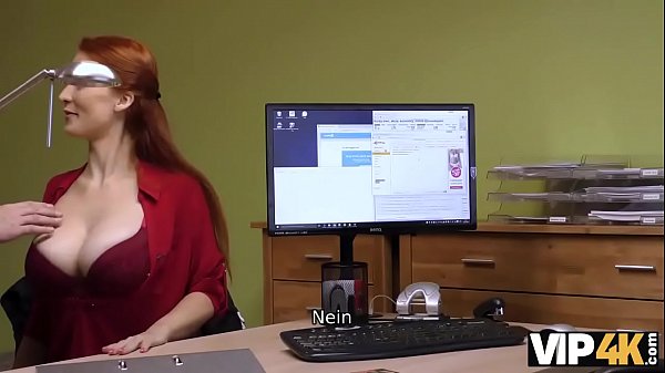 VIP4K.Agent schraubt die vollbusige Rothaarige Isabella Lui, weil sie_wirklich Geld braucht