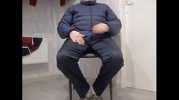 Masturbacja w kurtce i dresie 