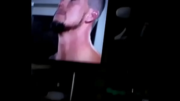 Punheta no banheiro e no sofa 