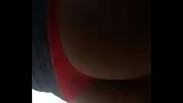 Putita culona muestra culo en tanga roja 