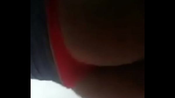 Putita culona muestra culo en tanga roja