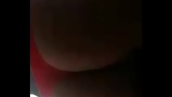 Putita culona muestra culo en tanga roja