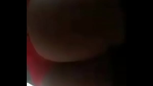 Putita culona muestra culo en tanga roja 