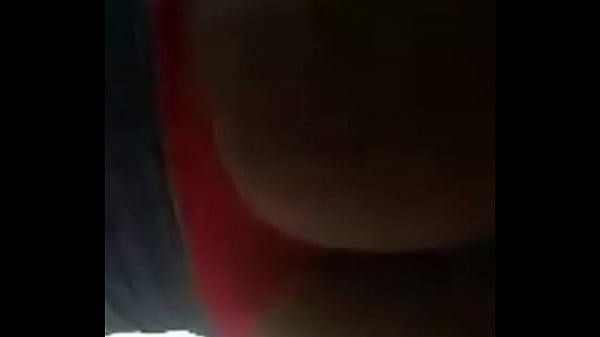 Putita culona muestra culo en tanga roja