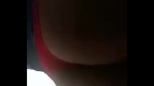 Putita culona muestra culo en tanga roja 