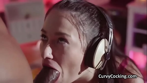 Latina gamer_chick seduces big black_dick