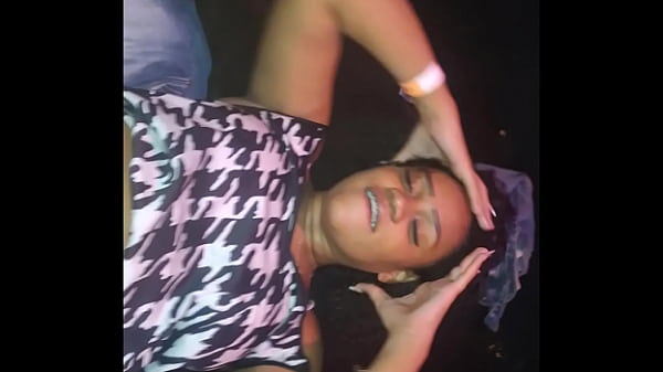 Play MP4 - Meu namorado me fudeu t&atilde;o gostoso que eu acabei esguichando todo quarto e depois ele me encheu a buceta de leite &period;